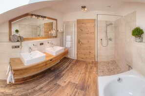 Badewanne, Haartrockner, Handtücher