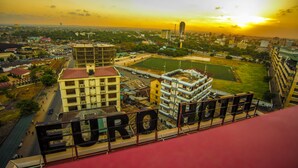 Vista do Euro Hotel, destacando sua arquitetura singular e o entorno urbano.