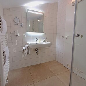 Dusche, Haartrockner, Handtücher