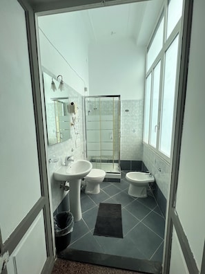 Single Room | Bathroom | Free toiletries, towels - Albergo Astro (Genoa)