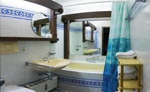 Badewanne, Haartrockner, Handtücher