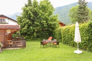 Outdoor dining - Apartment Staufen 45 sqm for 1-3 persons with sunny balcony overlooking the garden (Bad Reichenhall)