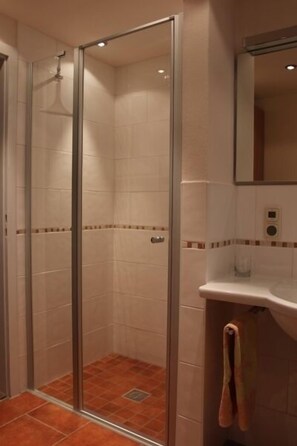 Dusche, Haartrockner, Handtücher