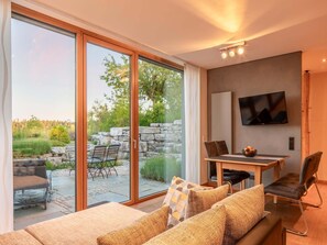 TV, DVD player - Wellvital, 86 qm Souterrain, 2 separate Schlafzimmer, 2 Bäder (Bad Endorf)