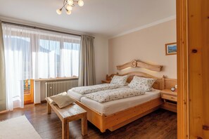 1 habitación, tabla de planchar con plancha, internet y ropa de cama 