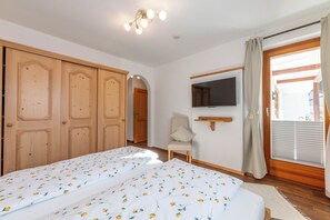 1 chambre, fer et planche à repasser, accès à Internet, literie fournie