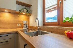 Réfrigérateur, four à micro-ondes, un four, surface de cuisson