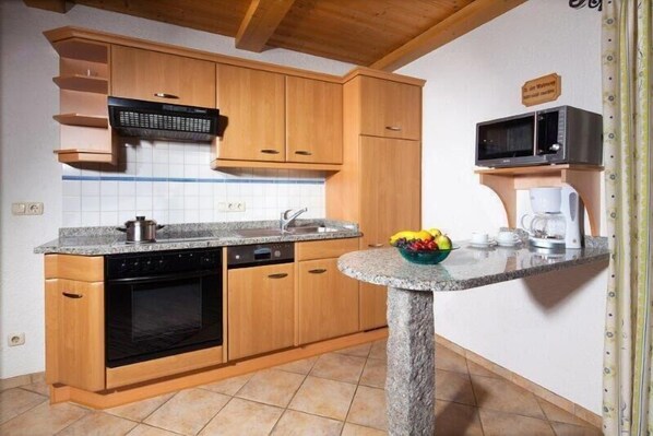 Køleskab, mikrobølgeovn, kogeplade, opvaskemaskine