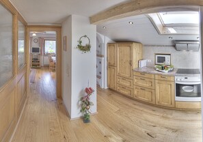 Fridge, microwave, oven, stovetop - Vacation apartment Gamskogel, 4 persons, 2 bedrooms, balcony, top floor, 70 sqm (Inzell)