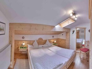 Ferienwohnung Gamskogel, 4 Personen, 2 Schlafzimmer, Balkon, Dachgeschoss, 70 qm-1. Schlafzimmer