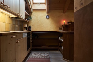 Frigorifero, forno, piano cottura, lavastoviglie