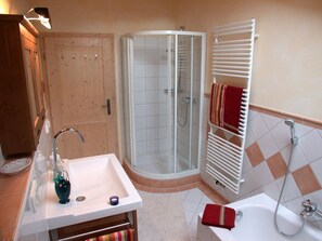 Badewanne, Haartrockner, Handtücher