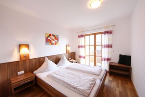 Ferienwohnung Haunsberg, 55qm, 1 Schlafzimmer, Balkon mit Bergblick-Das Schlafzimmer