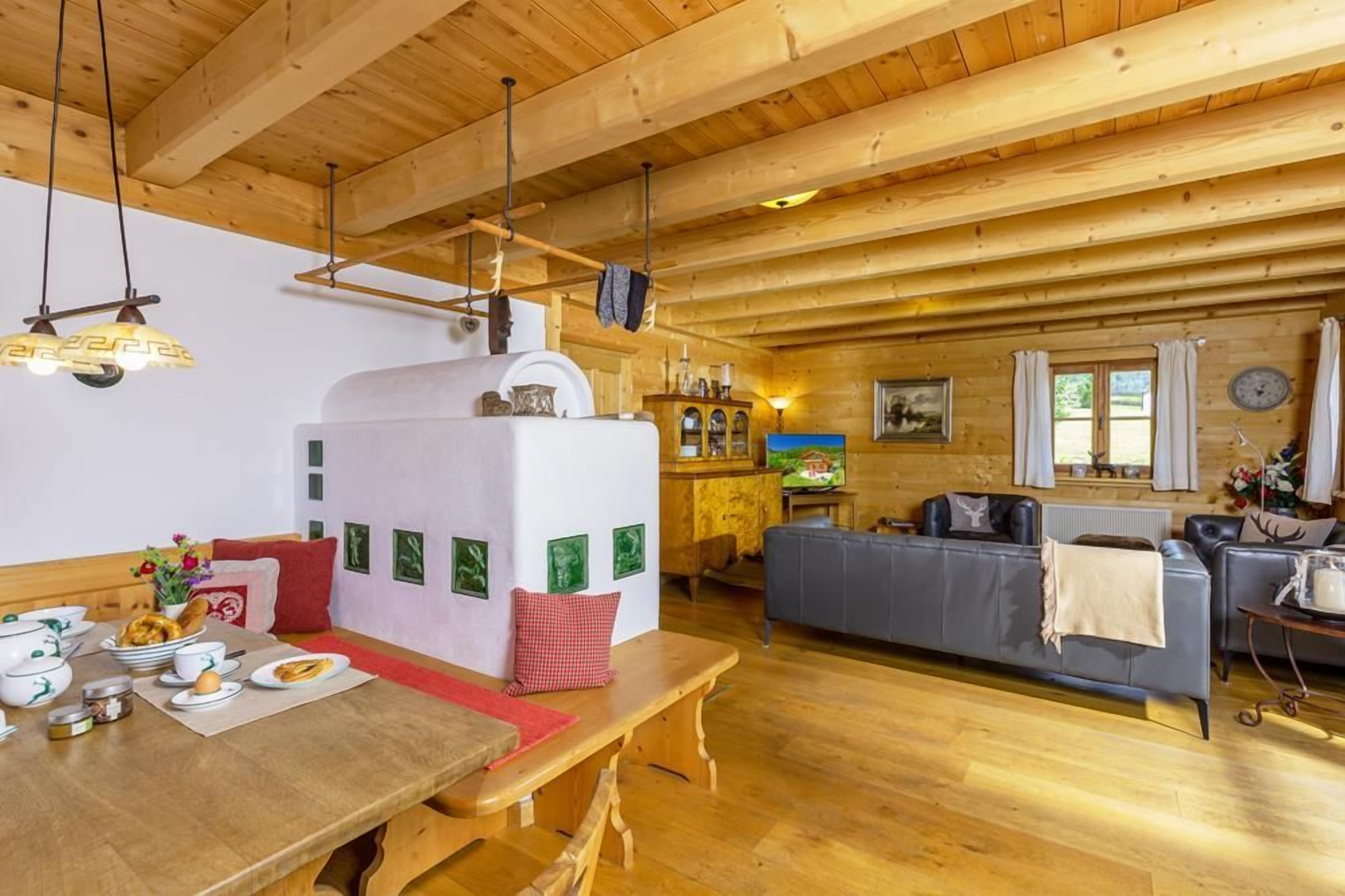 Een houten interieur met een eetgedeelte, een keuken en een woongedeelte.