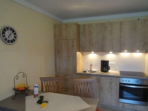 Kühlschrank, Ofen, Herdplatte, Geschirrspüler