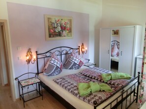 2 عدّة غرف نوم وخدمة الإنترنت وملاءات أسرّة