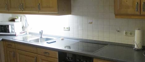 Réfrigérateur, four à micro-ondes, un four, surface de cuisson