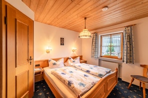 1 bedroom, iron/ironing board, internet, bed sheets