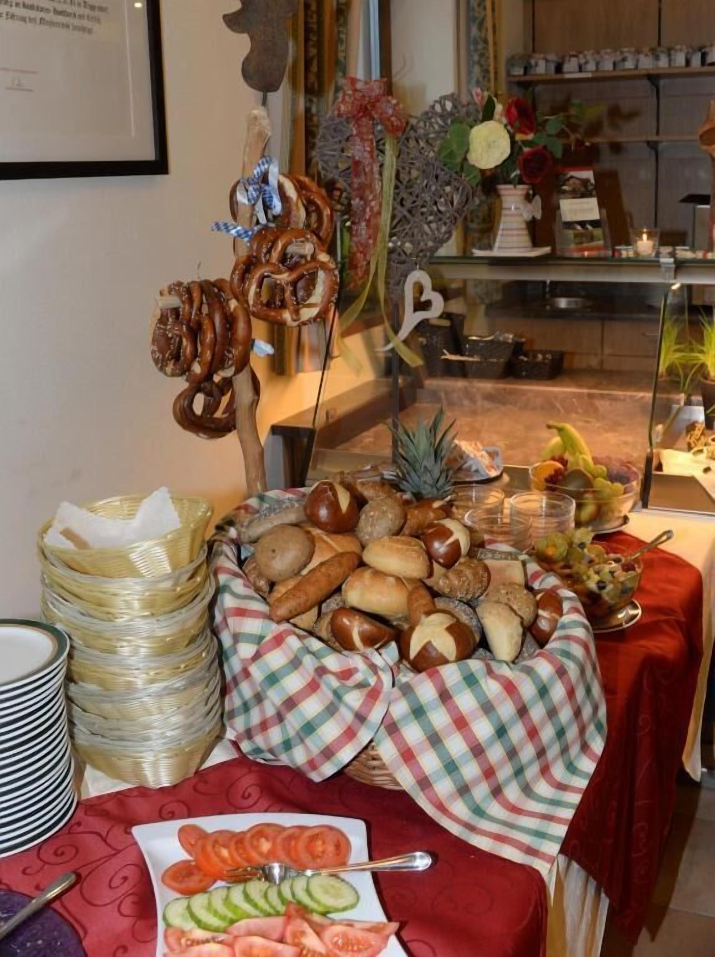 En buffet med forskelligt mad, blandt andet brød, frugt og et udvalg af oste.