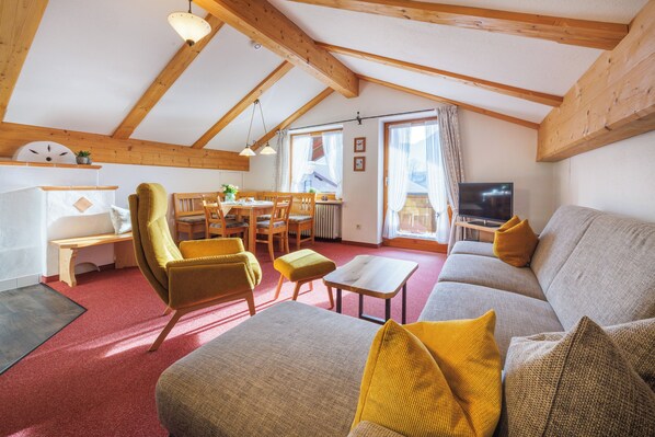 TV - 9 Apartment type C 60 sqm, balcony, kitchenette, 1 bedroom, living room, WLAN (Ruhpolding)