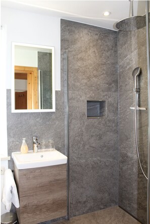 Dusche, Haartrockner, Handtücher