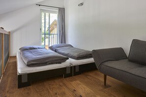 2 عدّة غرف نوم وخدمة الإنترنت وملاءات أسرّة