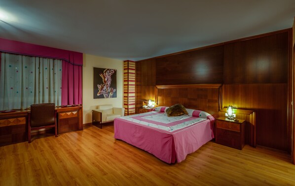 In-room safe, desk, iron/ironing board, free WiFi - Hotel Ciudad de Martos (Martos)