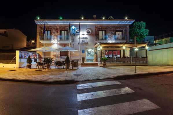 Façade de l’hébergement  – soirée/nuit