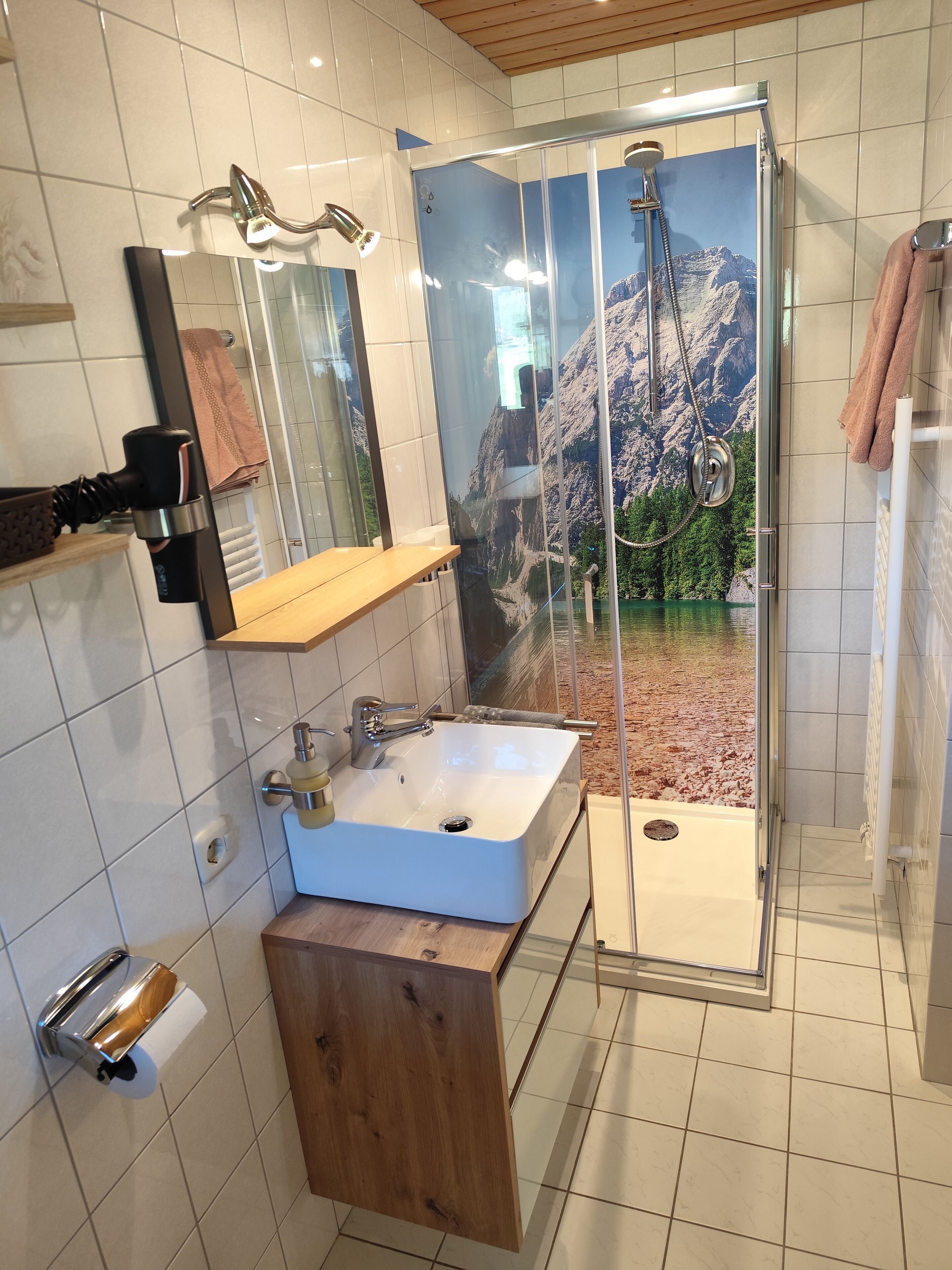 Een douche, een haardroger, handdoeken