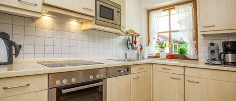 Geladeira, micro-ondas, fogão, cooktop