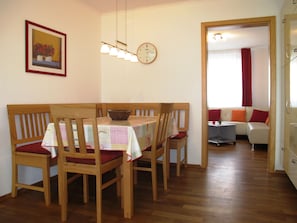 Dining - Apartment, 55sqm, 1 bedroom, separate kitchen, TV, telephone, hairdryer, terrace (Altötting)