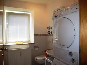 Bathtub, hair dryer, towels - Apartment, 55sqm, 1 bedroom, separate kitchen, TV, telephone, hairdryer, terrace (Altötting)