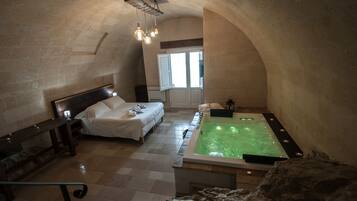 Panorama suite, hot tub, uitzicht op park | Privéspabad