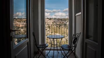 Panorama suite, bubbelbad, uitzicht op park | Uitzicht vanaf balkon