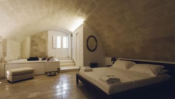 Suite Deluxe, hidromasaje | Ropa de cama de alta calidad y minibar