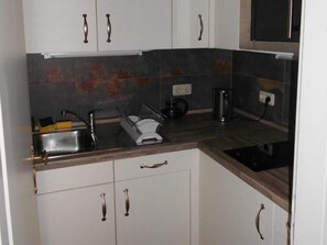 Kühlschrank, Mikrowelle, Herdplatte, Wasserkocher mit Kaffee-/Teezubehör