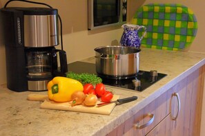 Kylskåp, mikrovågsugn, spishäll och diskmaskin