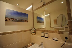 Dusj, hårføner og håndklær