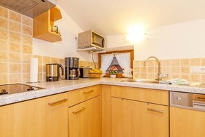 Fridge, microwave, stovetop, dishwasher - Ferienwohnung (2) (Reit im Winkl)