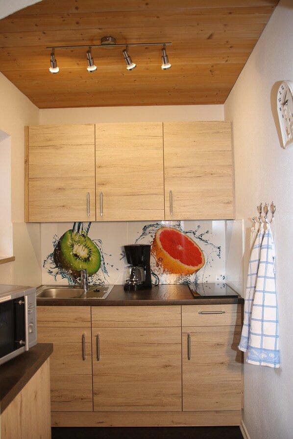 Kühlschrank, Mikrowelle, Herdplatte, Wasserkocher mit Kaffee-/Teezubehör