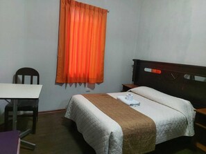 Laptop workspace, iron/ironing board, free WiFi, bed sheets - Hostal Espinoza - Hostel (Arequipa)