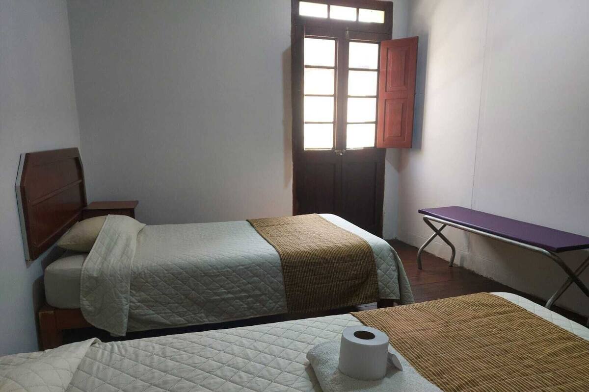 Espacio para trabajar con laptop y tabla de planchar con plancha 