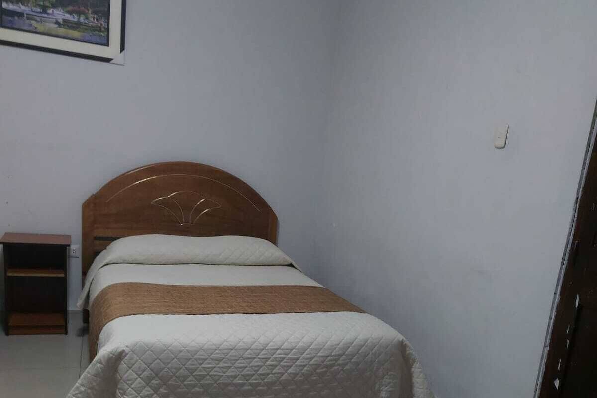 Espacio para trabajar con laptop y tabla de planchar con plancha 