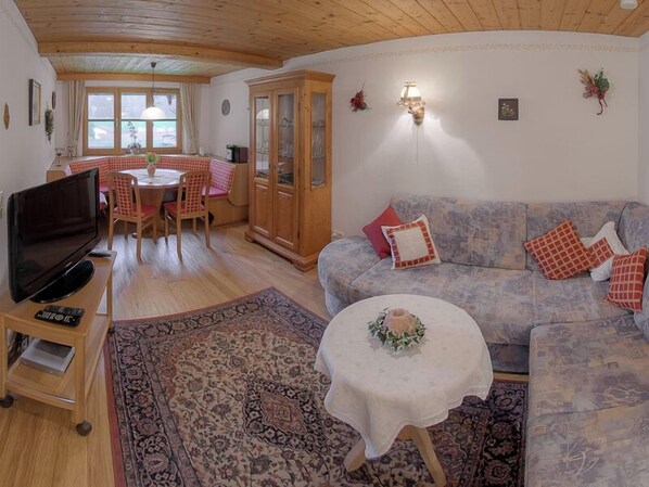 Tv, dvd-afspiller, bordtennisbord