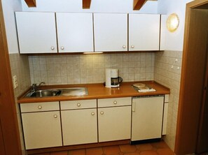 Kühlschrank, Mikrowelle, Herdplatte, Wasserkocher mit Kaffee-/Teezubehör