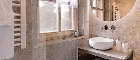 Dusche, Haartrockner, Handtücher
