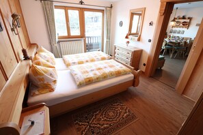 Ferienwohnung Watzmann für 1-3 Pers., ca. 35 m², 1 SZ, Wohnraum, Küche, Balkon-Schlafzimmer mit Blick in Essbereich