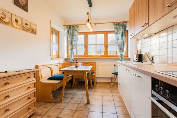 Fridge, oven, stovetop, dishwasher