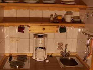 Kühlschrank, Herdplatte, Wasserkocher mit Kaffee-/Teezubehör, Toaster