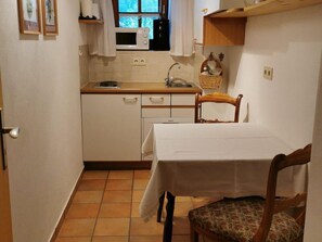 ثلاجة، ميكروويف، غسالة أطباق، ما كينة لصنع القهوة/الشاي